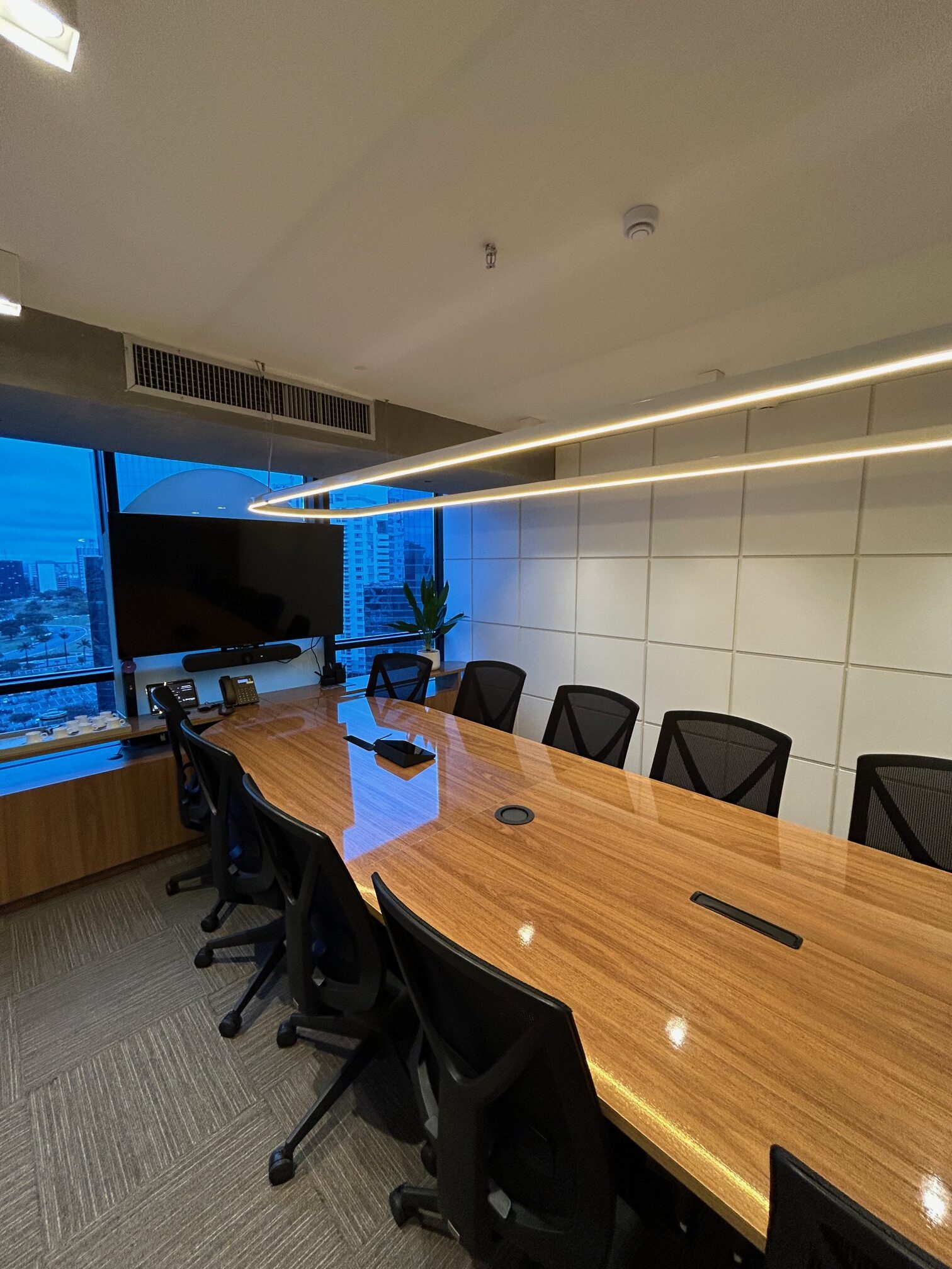 Sala de reunião do escritório Martins Botelho, com vista da cidade